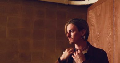 Bonze looking to the side.