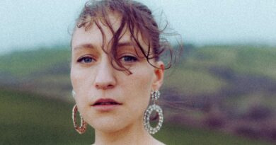 Hannah Lou Larsen press shot