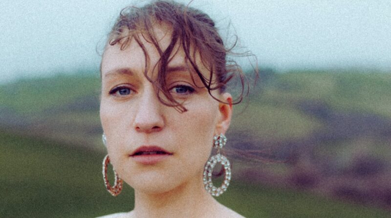 Hannah Lou Larsen press shot