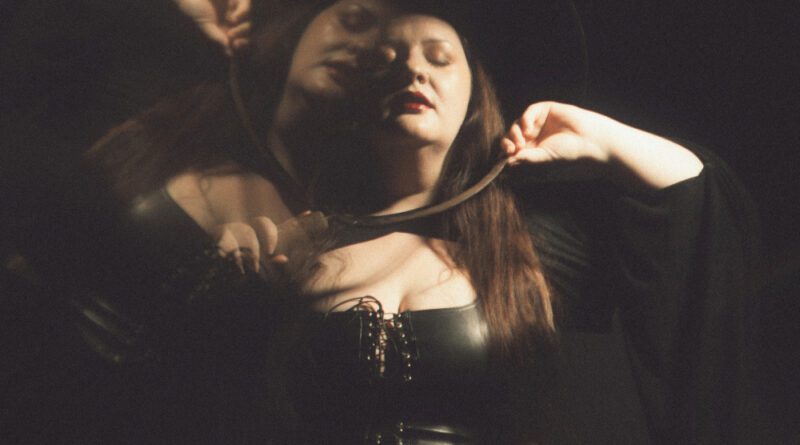 Victoria Perry - Howling At The Moon